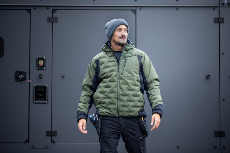PAUL siltināta jaka ar kapuci olīvu krāsā